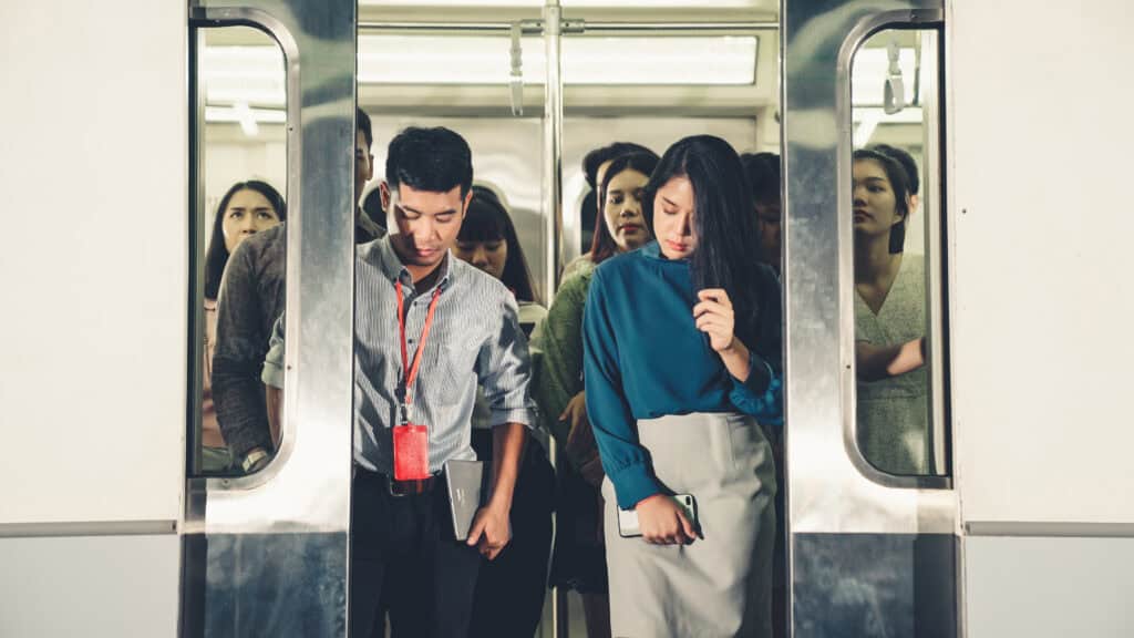 Crowd of people on a busy crowded public subway train travel 下班後的人生可以多學成人英文(圖片來源:Adobe Stock Image)