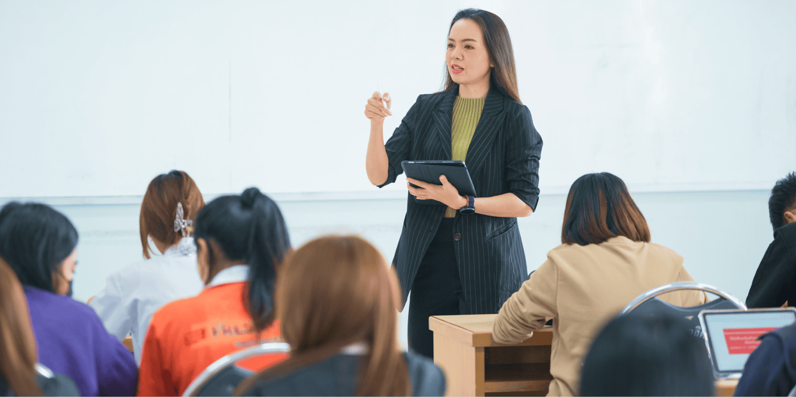 關鍵字之替代文字  （alt  ）：實體補習班上課狀況（圖片來源：Adobe stock image）