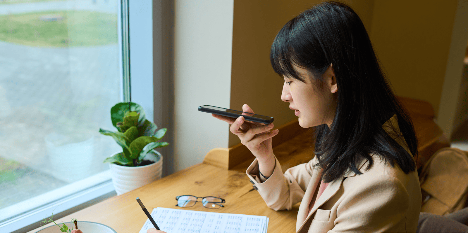 克服出國留學英文口說的方法,跟讀法(圖片來源:Adobe stock image)