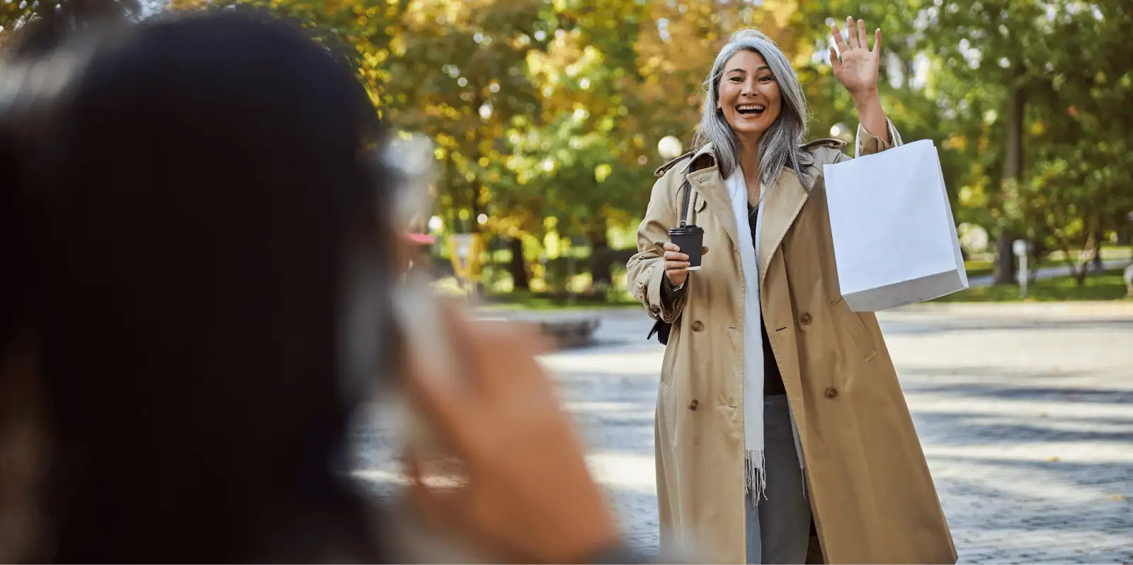 10 件美國留學的文化差異 8 - 打招呼習慣與陌生人聊天（圖片來源：Adobe stock image）