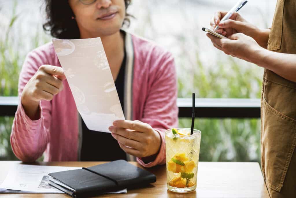 結帳 Man ordering food at the restaurant 圖片來源:freepik