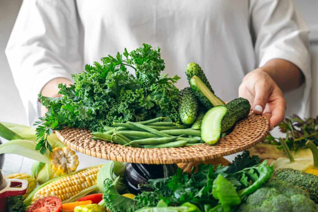 A woman holds a plate with cucumbers. 圖片來源:freepik