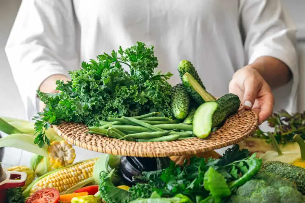 A woman holds a plate with cucumbers. 圖片來源：freepik